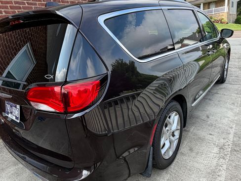 Used 2017 Chrysler Pacifica Touring-L Plus FWD image 5