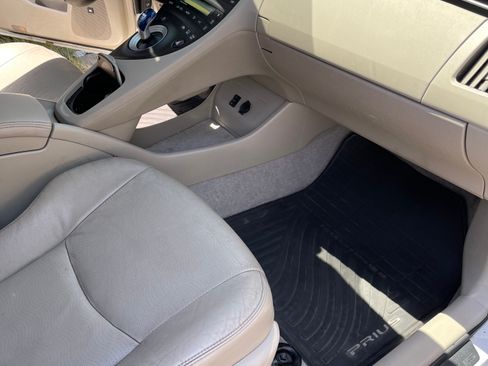 Used 2017 Toyota Prius Three w/ Advanced Technology Package FWD image 15