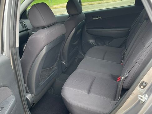 Used 2012 Hyundai Elantra w/ Preferred Pkg FWD image 9