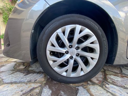 Used 2018 Toyota Corolla LE image 28