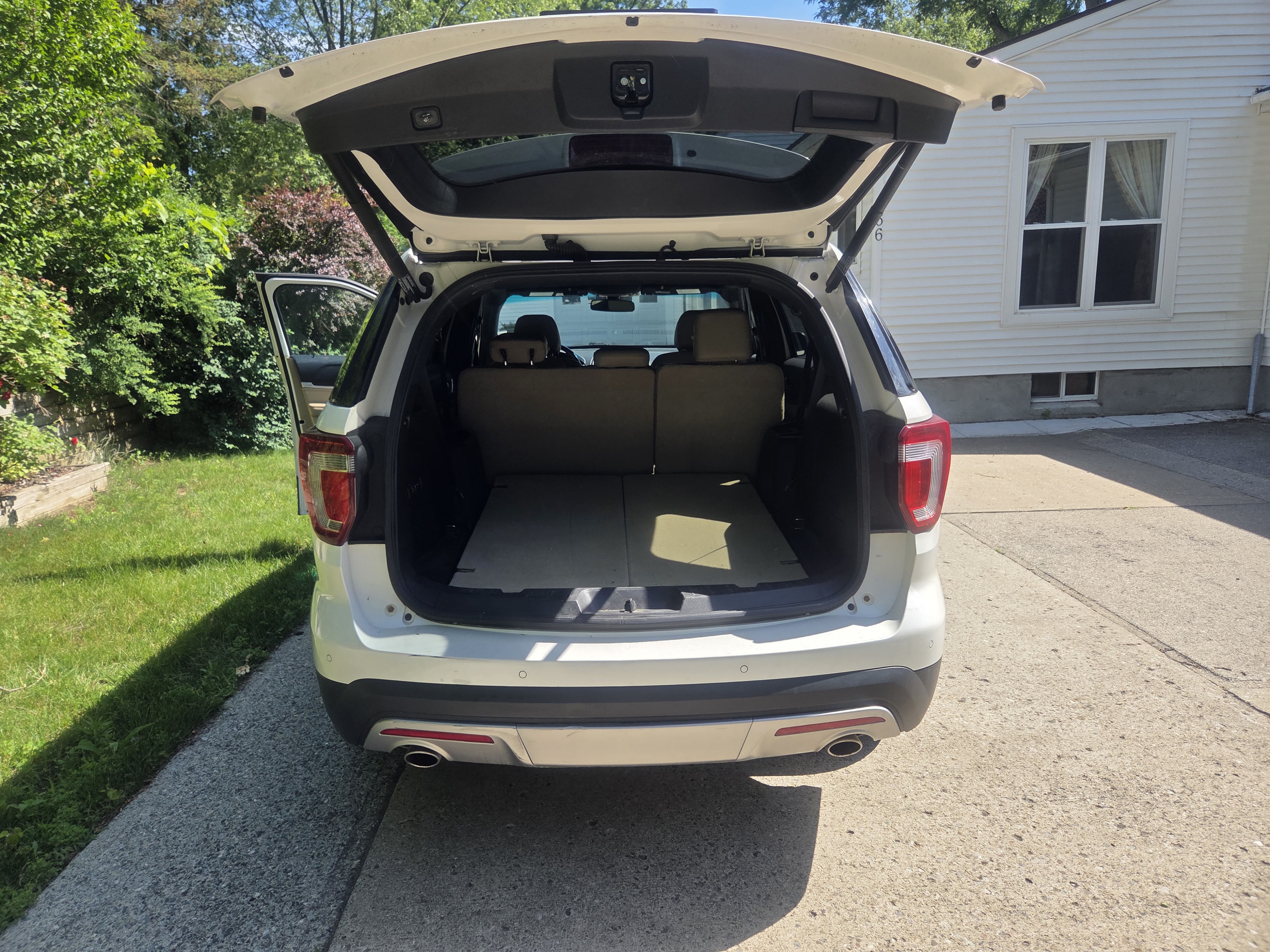 Used 2016 Ford Explorer Limited w/ Equipment Group 301A AWD/4WD image 9