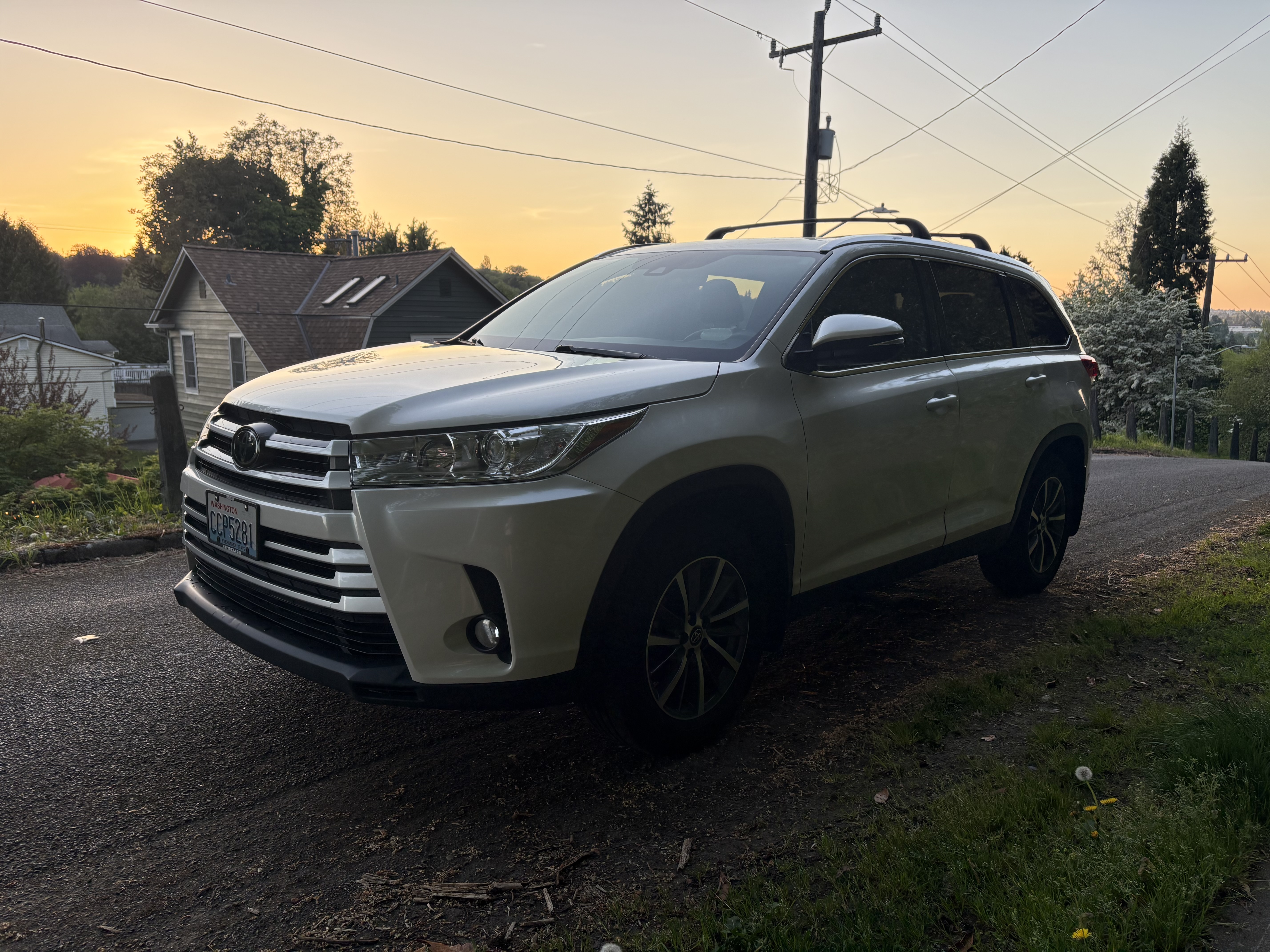 Used 2019 Toyota Highlander XLE w/ Carpet Mat Package (TMS) AWD/4WD image 1