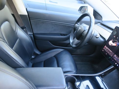 Used 2018 Tesla Model 3 Long Range image 16