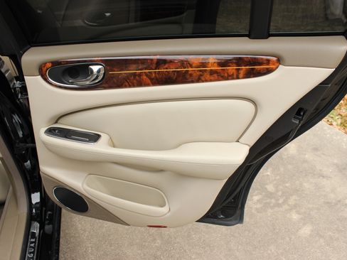 Used 2004 Jaguar XJ8 image 22