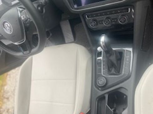 Used 2020 Volkswagen Tiguan SE w/ Panoramic Sunroof Package image 15