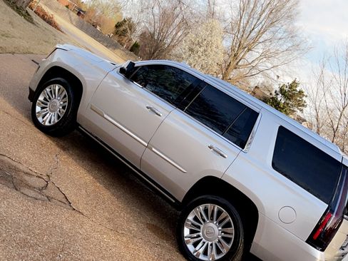 Used 2019 Cadillac Escalade Platinum image 4