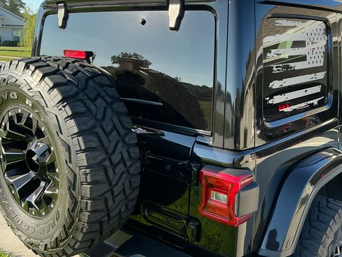 Used 2019 Jeep Wrangler Unlimited Sahara w/ Uconnect 4C Nav & Sound Group AWD/4WD image 6