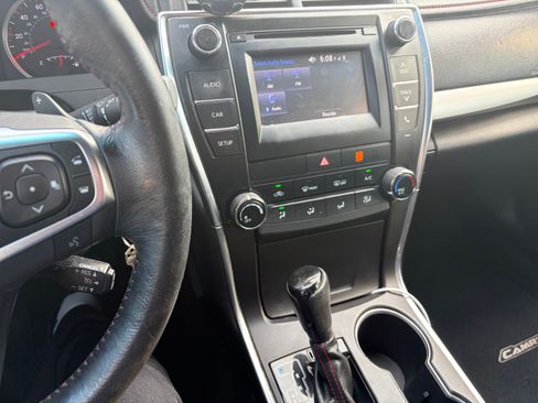 Used 2015 Toyota Camry SE FWD image 11