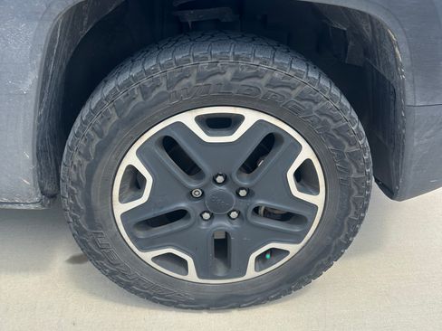Used 2016 Jeep Renegade Trailhawk w/ Premium Trailhawk Package AWD/4WD image 25