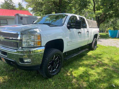 Used 2011 Chevrolet Silverado 2500 LT w/ Interior Plus Package AWD/4WD image 6