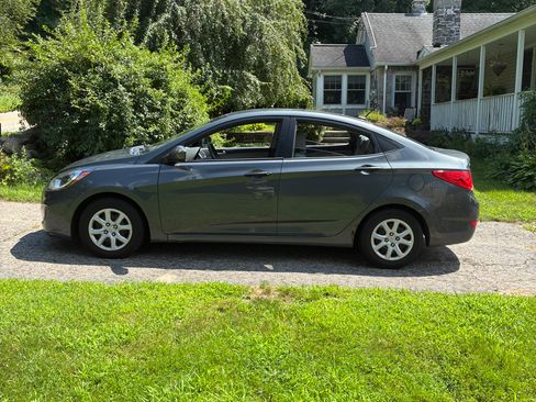 Used 2012 Hyundai Accent GLS FWD image 4