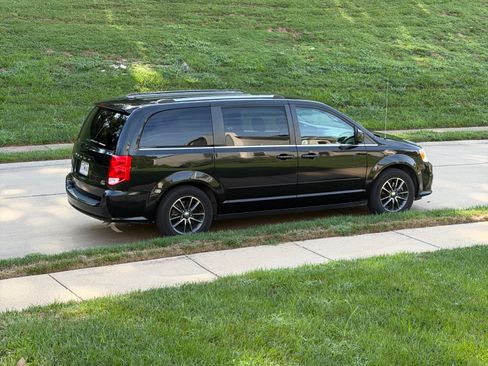 Used 2017 Dodge Grand Caravan SXT FWD image 1