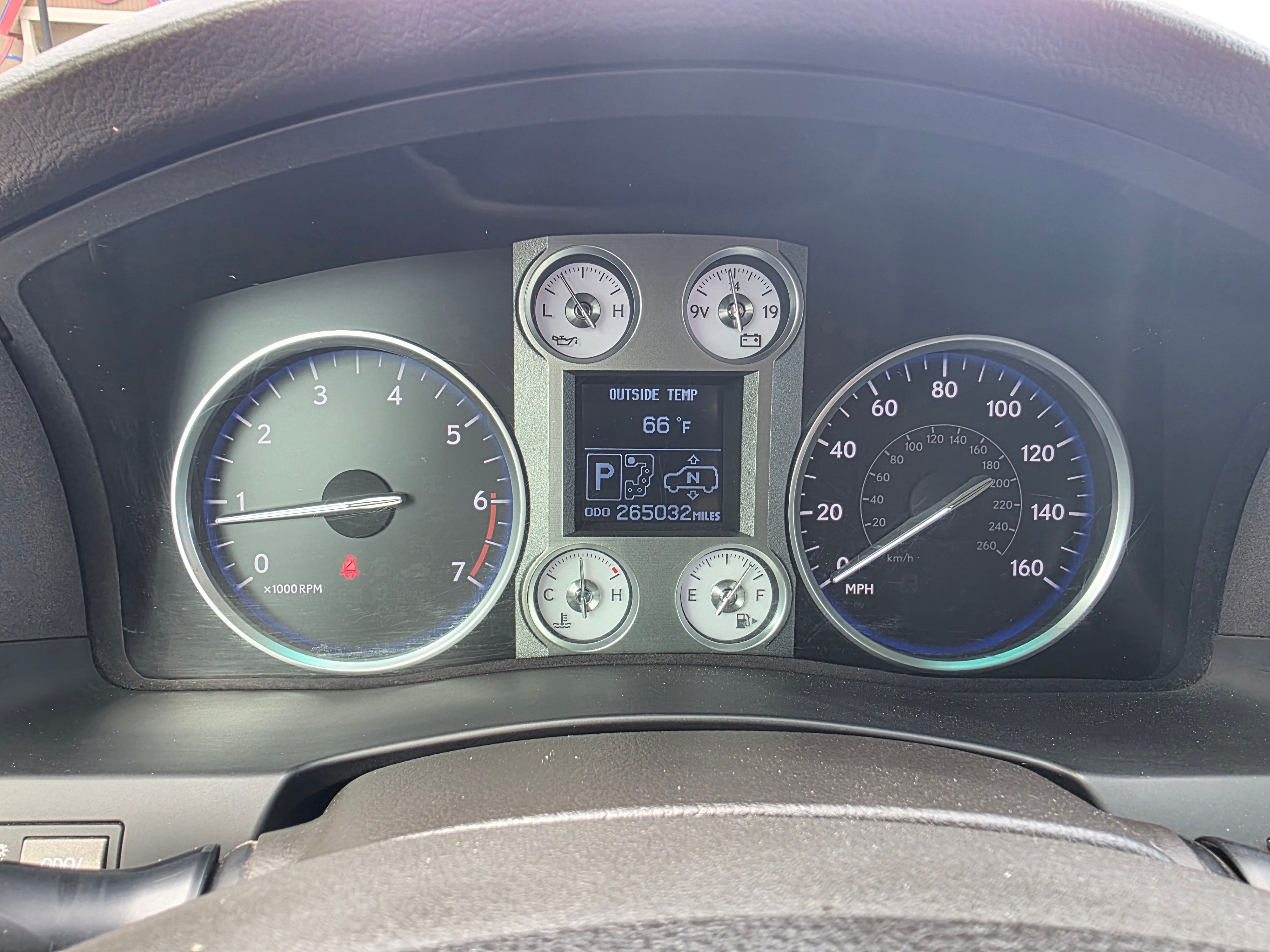 Used 2011 Lexus LX 570 4WD w/ Luxury Pkg image 28
