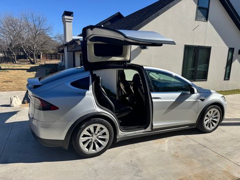 Used 2016 Tesla Model X 75D image 4