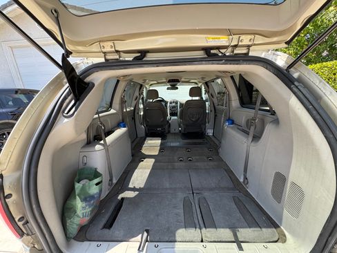 Used 2005 Chrysler Town & Country Touring image 5