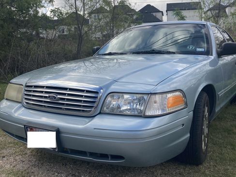 Used 2004 Ford Crown Victoria image 1