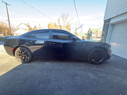 Used 2022 Dodge Charger SXT w/ Leather Interior Group image 2