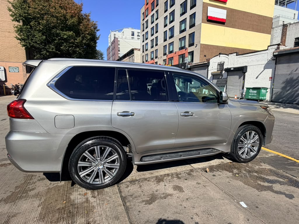 Used 2016 Lexus LX 570 4WD w/ Luxury Package image 19