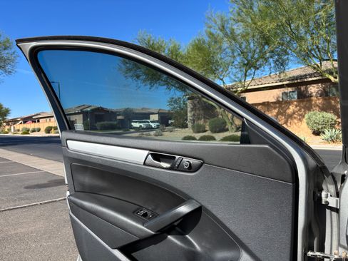 Used 2013 Volkswagen Passat TDI SE image 15