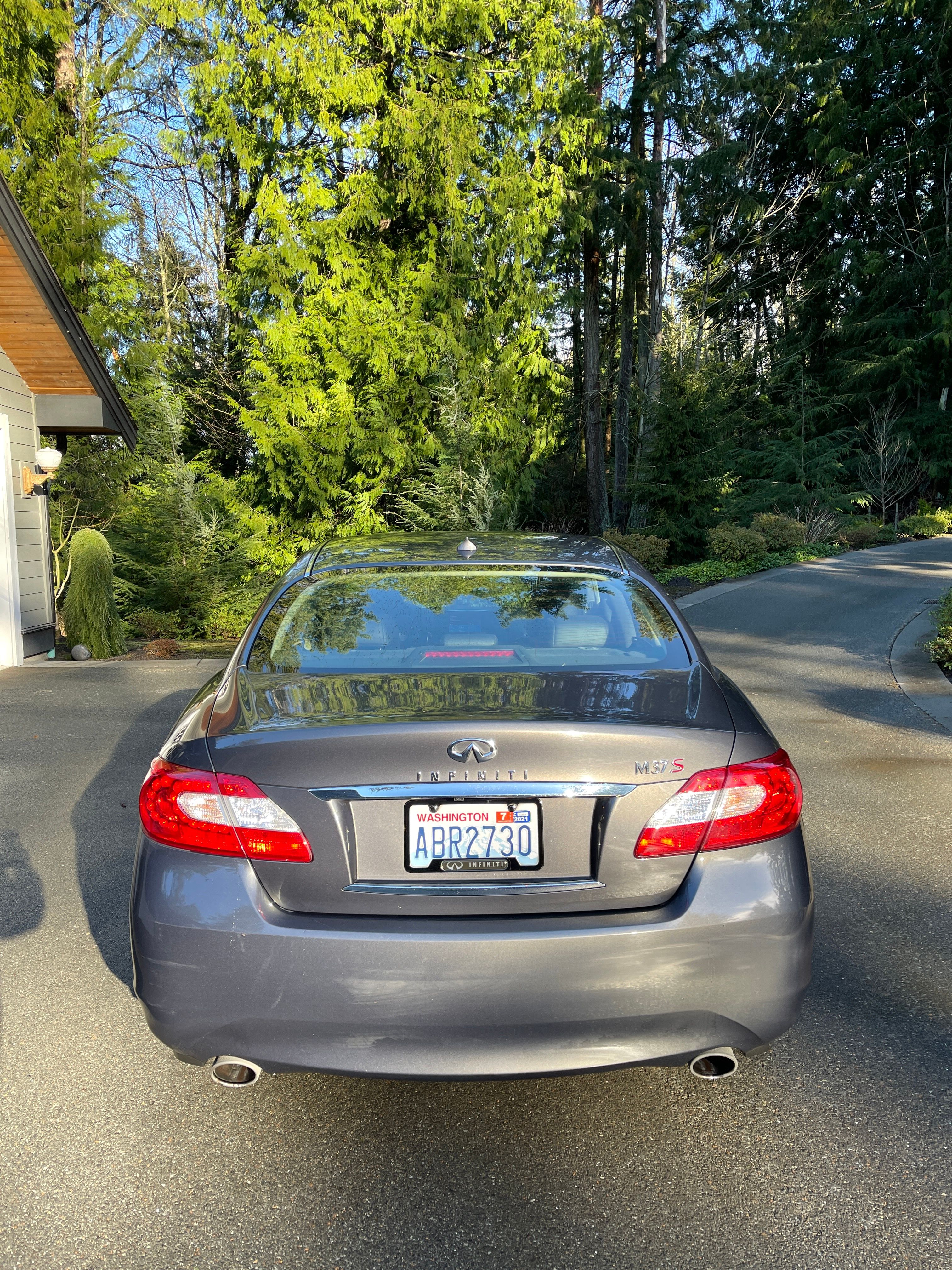 Used 2011 INFINITI M37 w/ Sport Pkg RWD image 4