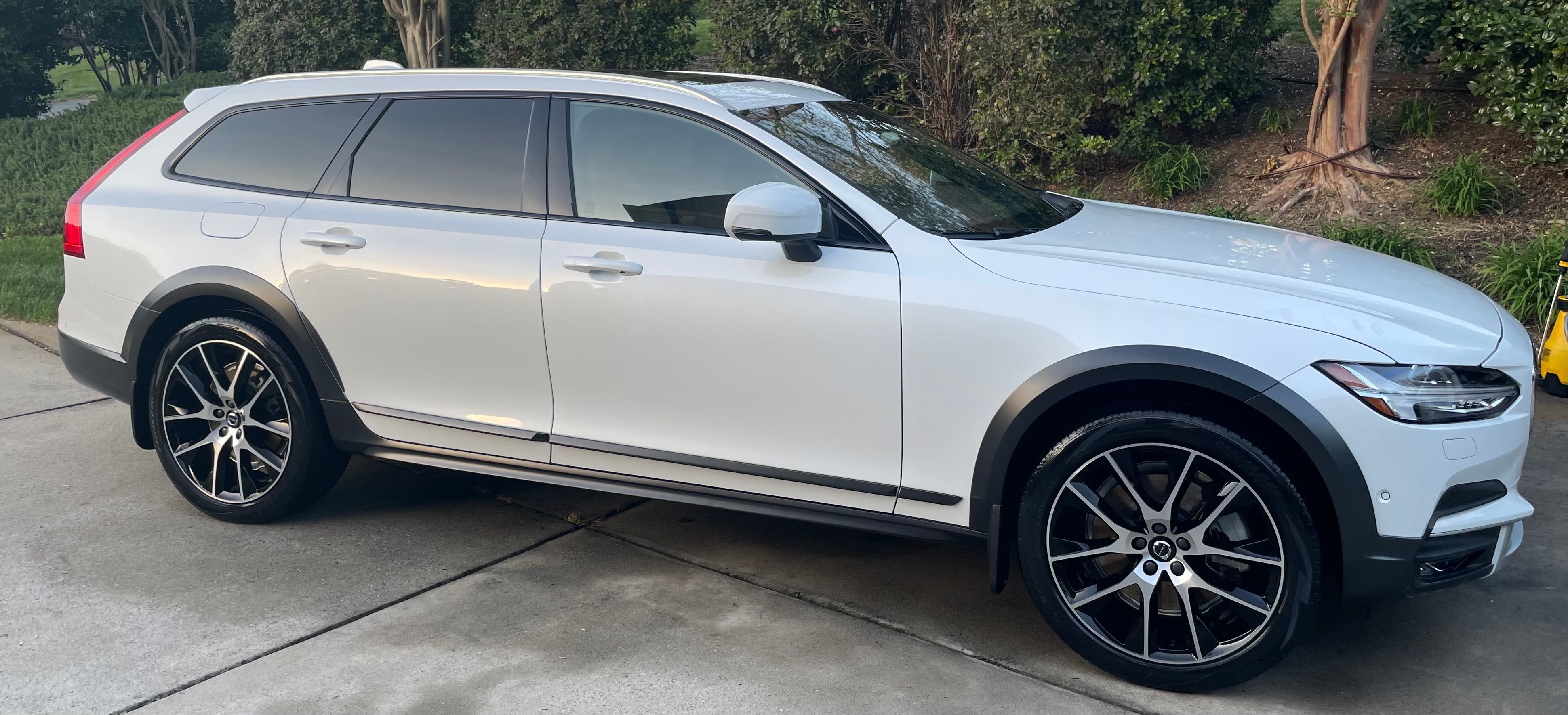 Used 2020 Volvo V90 T6 Cross Country w/ Advanced Package AWD/4WD image 1