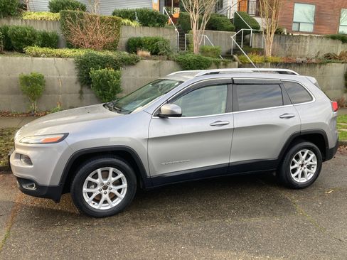 Used 2016 Jeep Cherokee Latitude image 2