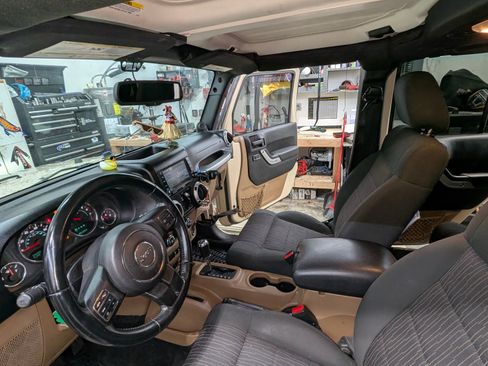 Used 2011 Jeep Wrangler Unlimited Sahara w/ Connectivity Group image 9