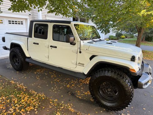 Used 2021 Jeep Gladiator Overland w/ LED Lighting Group image 5