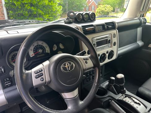 Used 2012 Toyota FJ Cruiser 4WD w/ Upgrade Pkg image 11