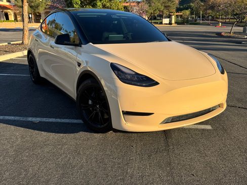 Used 2021 Tesla Model Y Long Range image 1