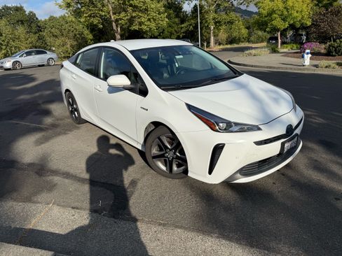 Used 2021 Toyota Prius XLE image 6