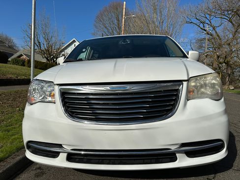 Used 2015 Chrysler Town & Country LX image 6