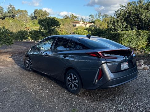 Used 2017 Toyota Prius Prime Advanced w/ Carpet Mat Package image 12