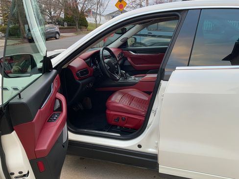 Used 2019 Maserati Levante Trofeo image 11