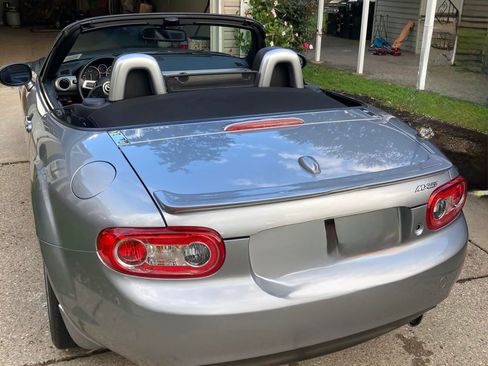 Used 2010 MAZDA MX-5 Miata Grand Touring w/ Premium Pkg image 4