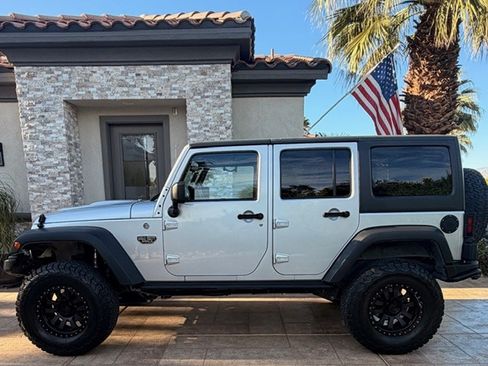 Used 2012 Jeep Wrangler Unlimited Rubicon image 1