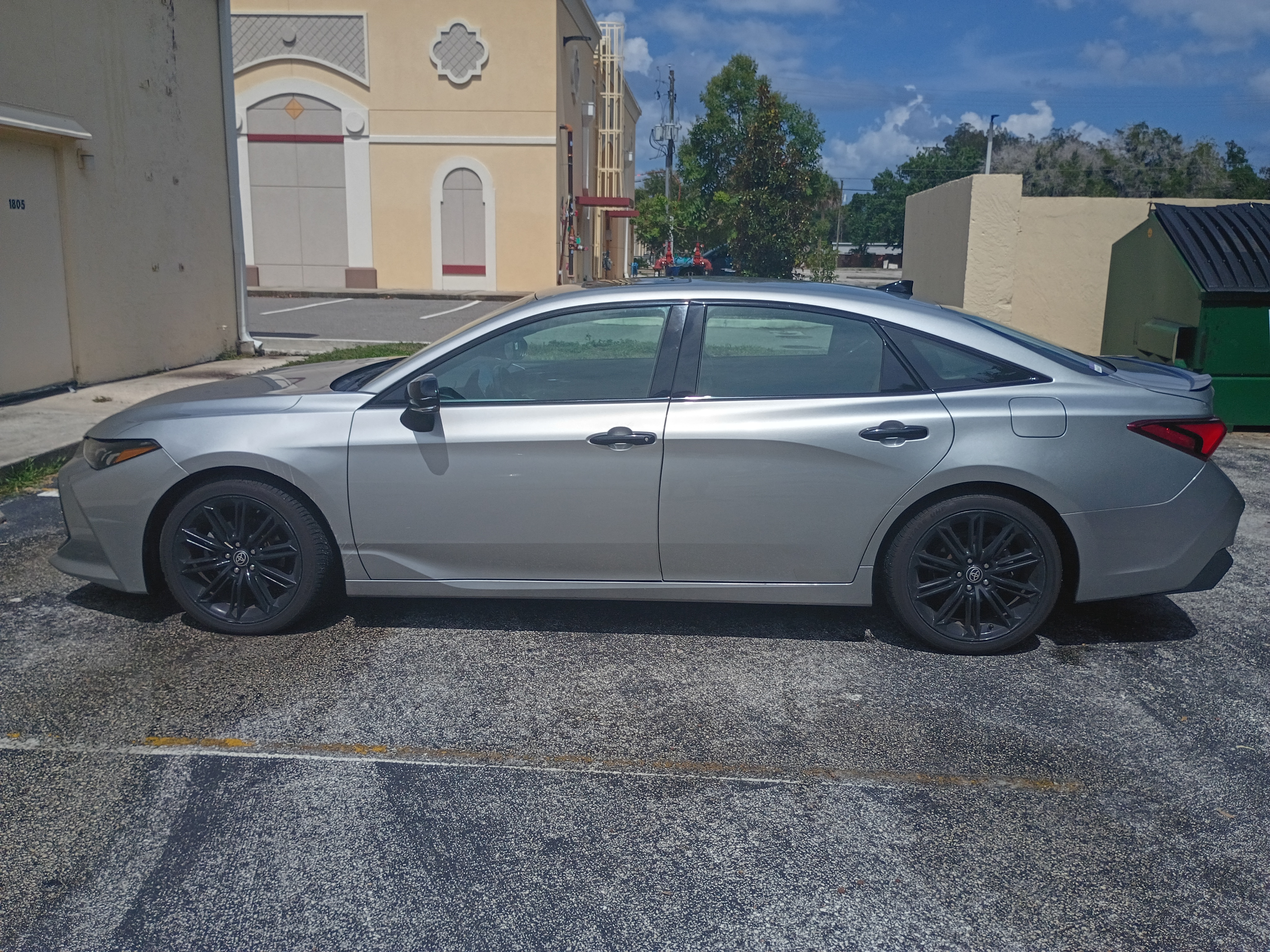 Used 2022 Toyota Avalon XSE FWD image 2