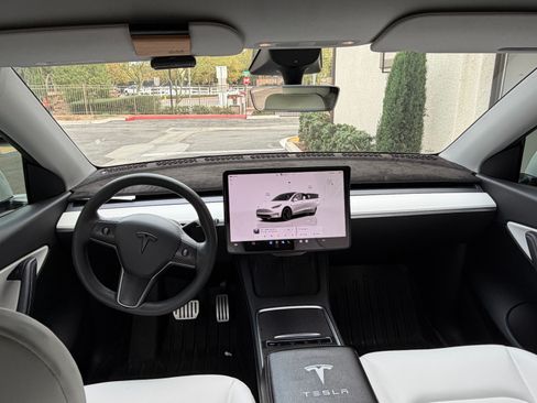 Used 2022 Tesla Model Y Performance image 7
