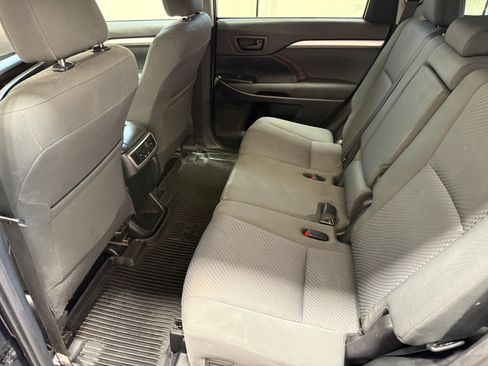 Used 2019 Toyota Highlander LE FWD image 12