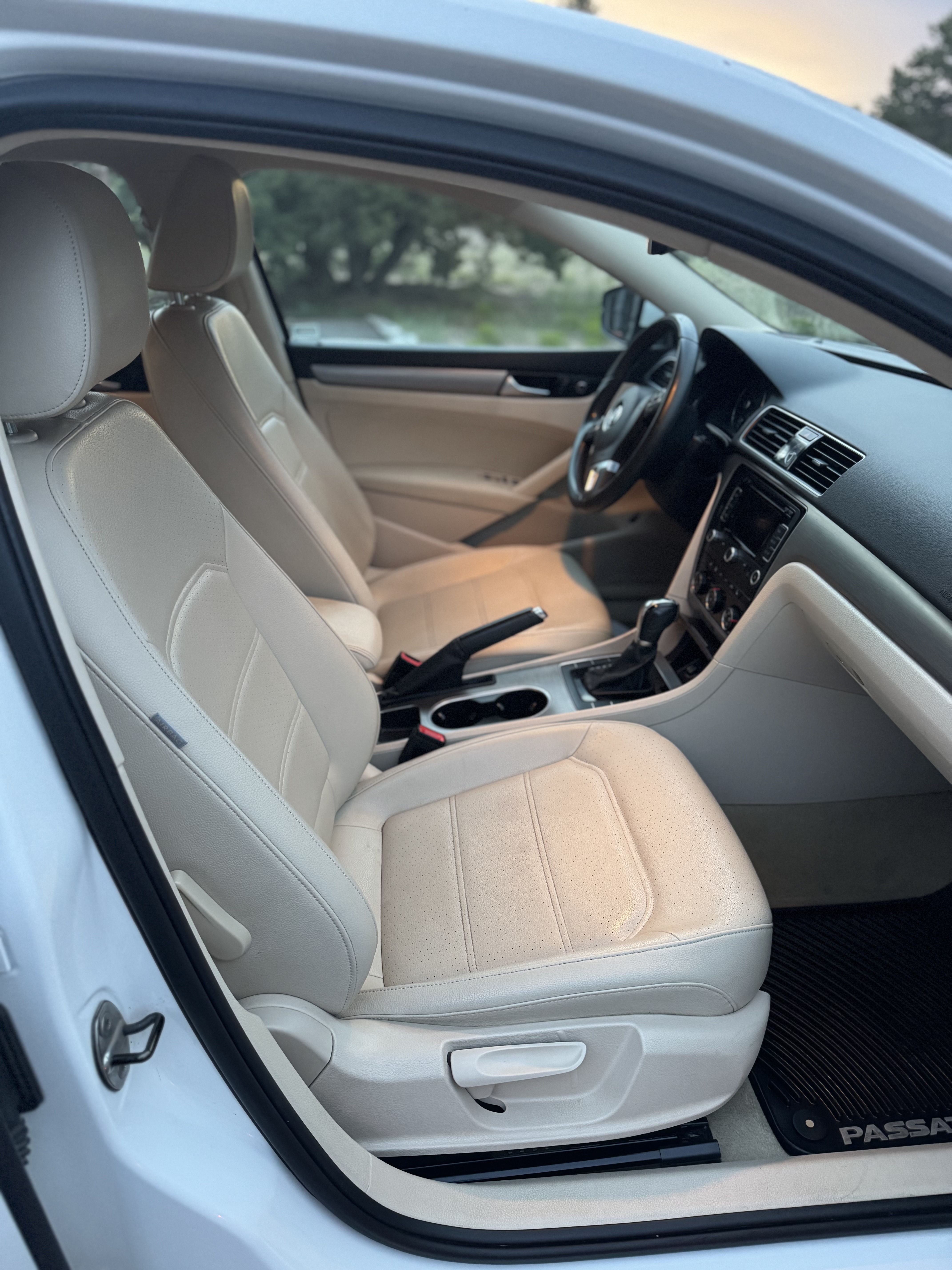 Used 2014 Volkswagen Passat TDI SE FWD image 9