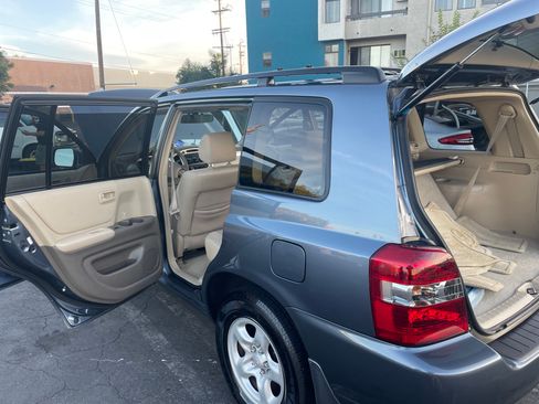 Used 2005 Toyota Highlander 2WD w/ 3rd Row image 15