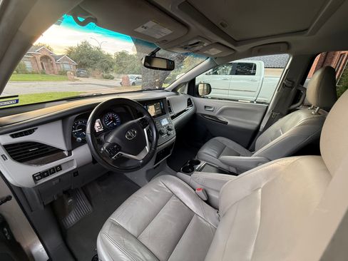 Used 2017 Toyota Sienna XLE Premium FWD image 16