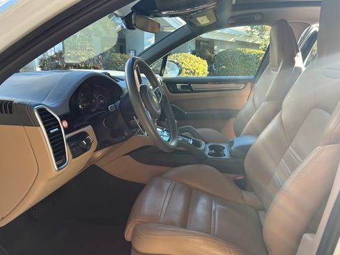 Used 2023 Porsche Cayenne Platinum Edition image 11