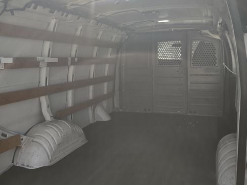 Used 2015 GMC Savana 2500 image 9