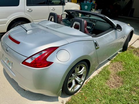 Used 2010 Nissan 370Z Touring w/ Sport Pkg RWD image 12
