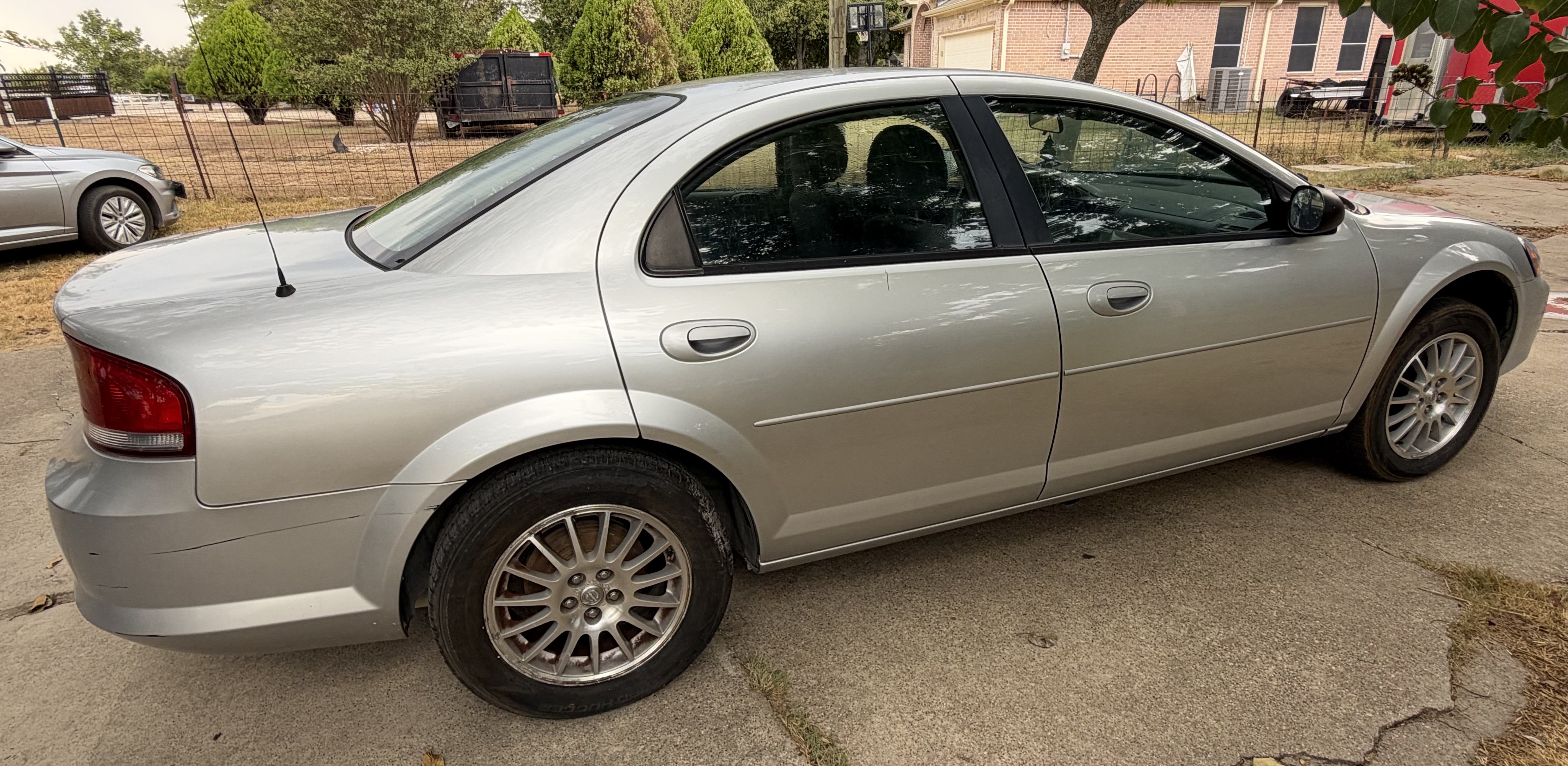 Used 2004 Chrysler Sebring LXi FWD image 4