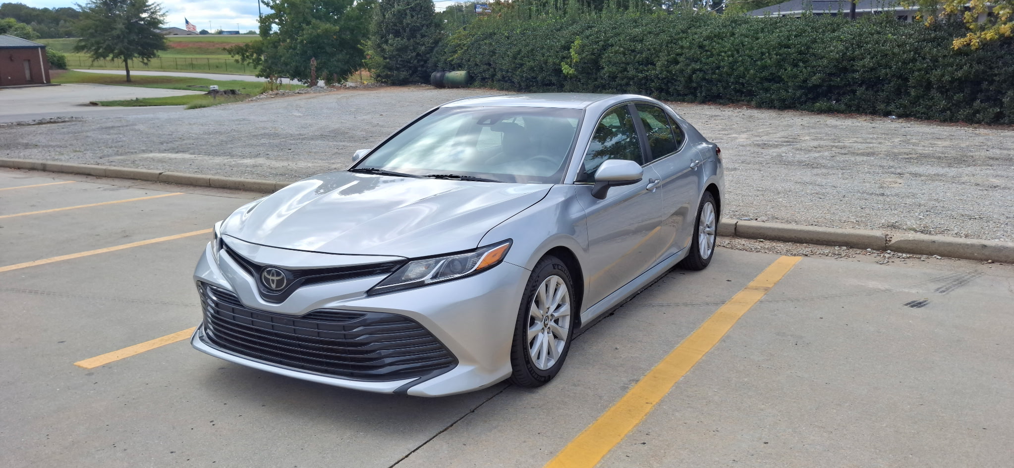 Used 2018 Toyota Camry LE FWD image 2