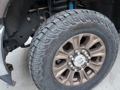 Used 2016 Ford F250 Lariat w/ Lariat Interior Package image 18