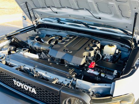 Used 2013 Toyota FJ Cruiser 4WD image 8