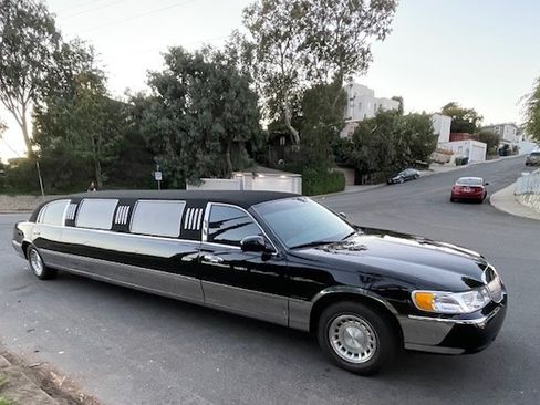 Used 2000 Lincoln Town Car Signature image 6